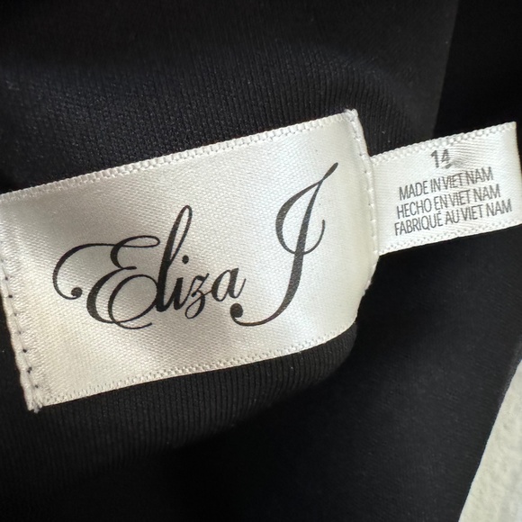 Elegant Black Feather-Trim Dress - Picture 4 of 7